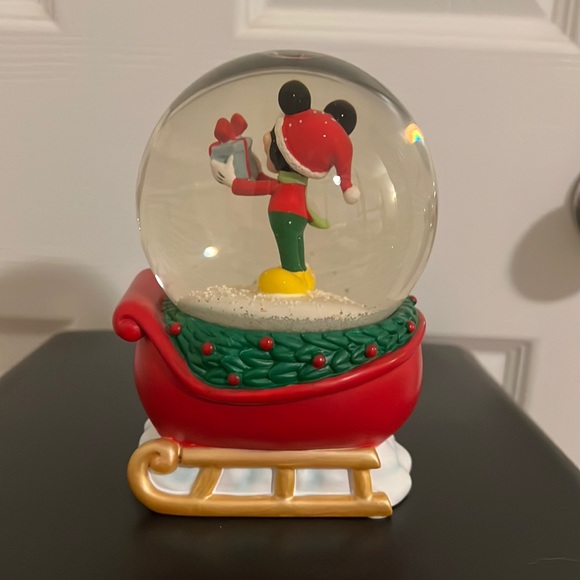 AUTHENTIC DISNEY SANTA MICKEY 2017 HOLIDAY SNOW GLOBE•NEW CONDITION - Picture 2 of 6